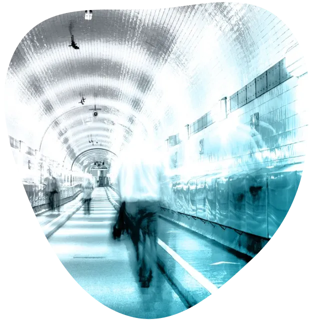 Fußgänger im Alten Elbtunnel in Hamburg