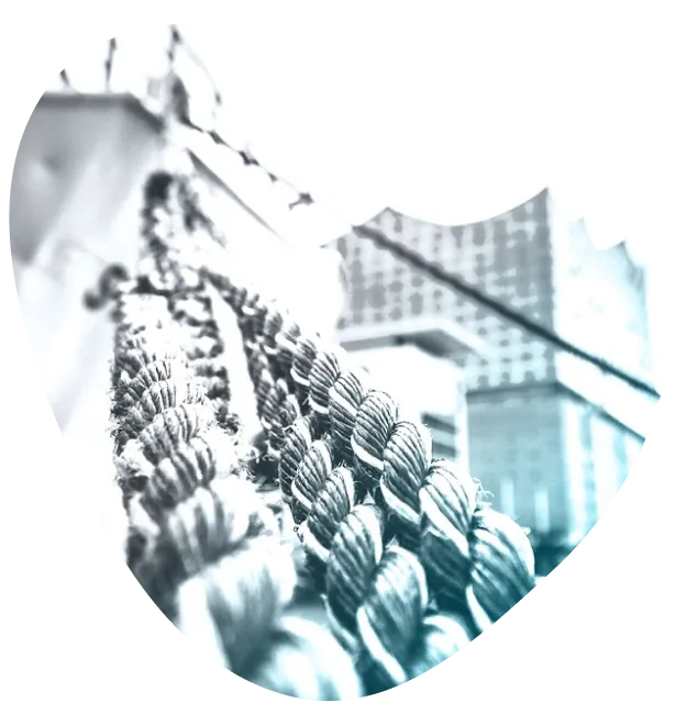 Schiffstaue mit der Elbphilharmonie im Hintergrund