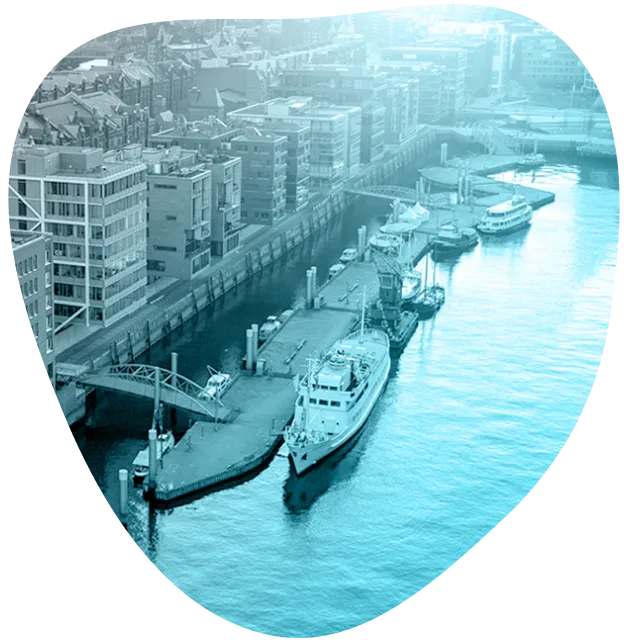 Blick auf Hamburgs Speicherstadt und Hafen