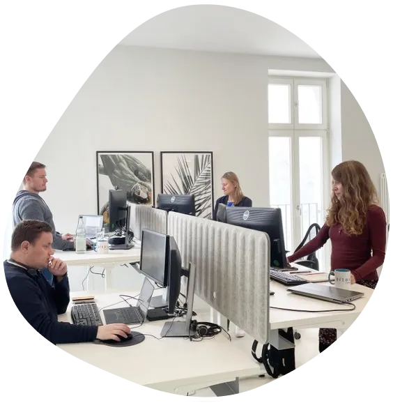 Das artaxo-Team im Büro in der Brandstwiete